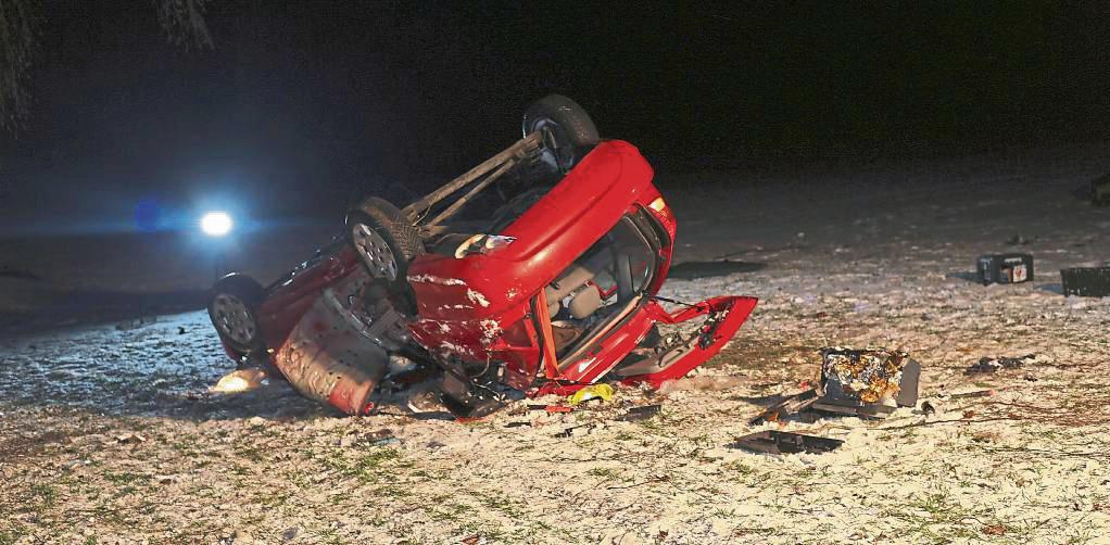 Bei winterlichen Verhältnissen ist es in dieser Woche in Drewer zu einem schweren Autounfall gekommen. Ein 18-Jähriger aus Welver verstarb noch an der Unfallstelle. Foto: Löseke