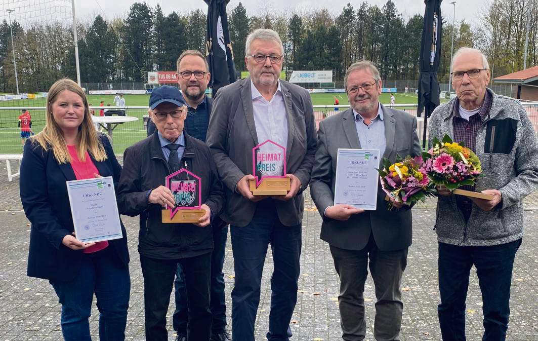 Alexandra Falkenau und Alfred Schmidt überreichten den Heimatpreis an Hubert Eickhoff (2.v.l.), Wilfried Koch, Hans Tillmann und Josef Finkeldei (v.r.). Foto: Nicola Gerwin
