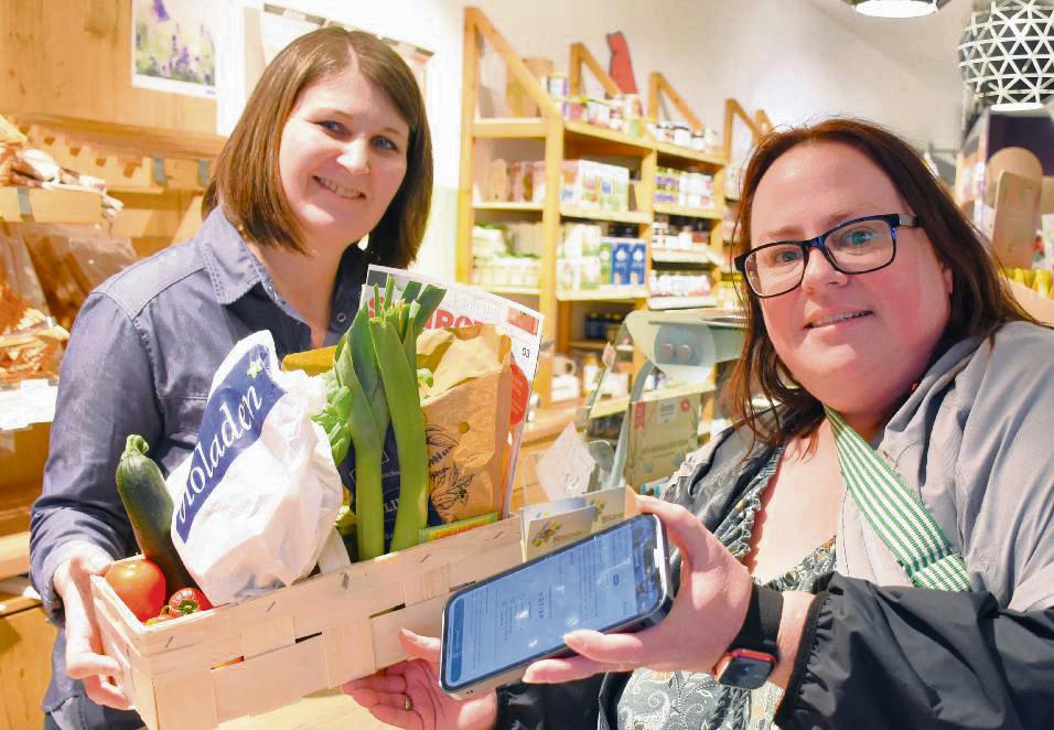 Im Bioladen Stirper Mühle übergibt Katja Sauerborn (l.) einen der Körbe kurz vor Ladenschluss an Martina Kocklaun. Foto: Giannakis