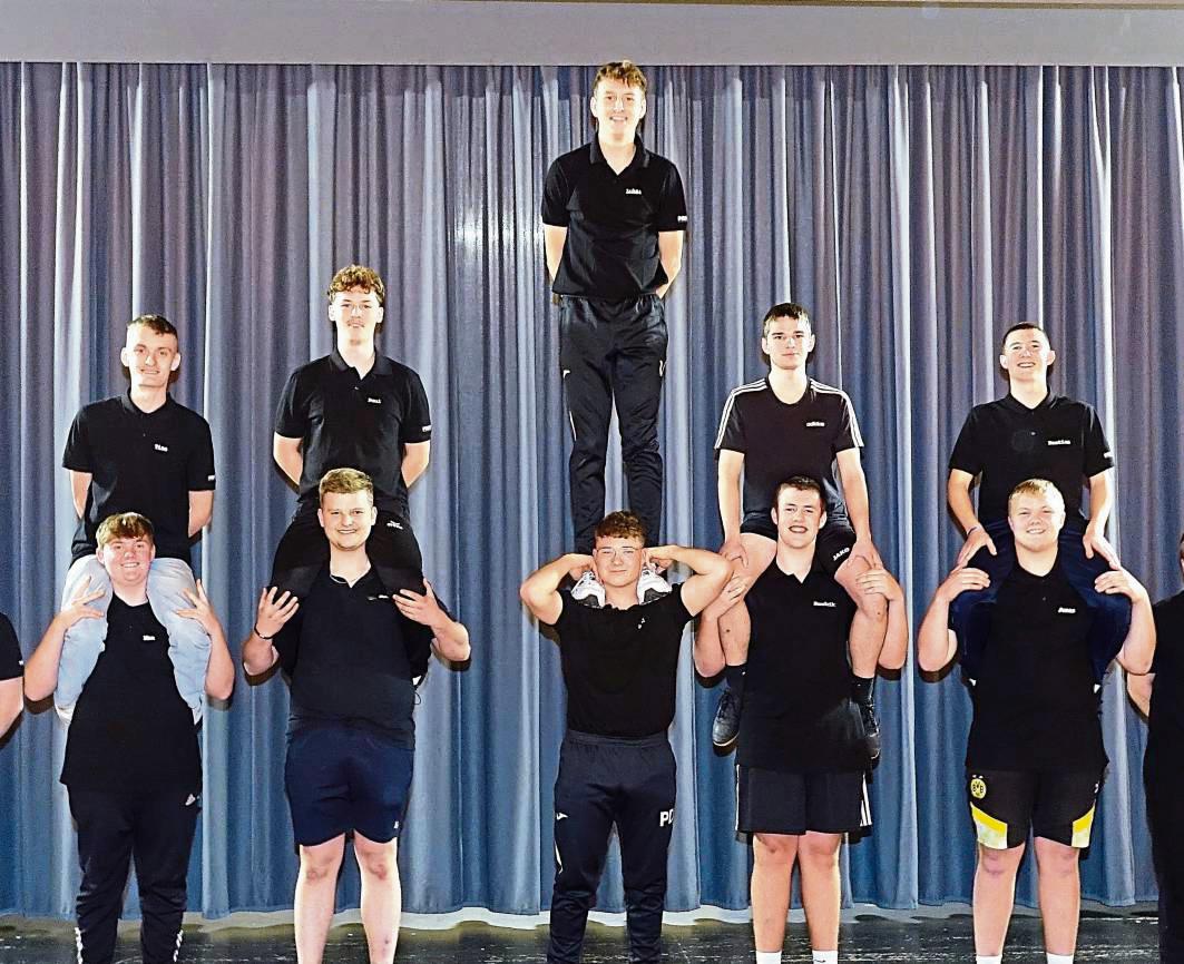 Mit Akrobatik und verschiedenen Formationen möchten die Jungs der neu gegründeten Rüthener Prinzengarde das närrische Publikum begeistern. Fotos: Marcus Kloer