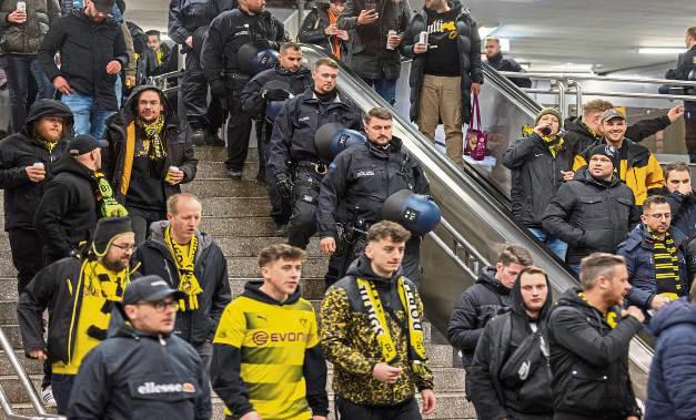 Nicht immer geht es bei den BVB-Fans so gesittet zu. Foto: dpa