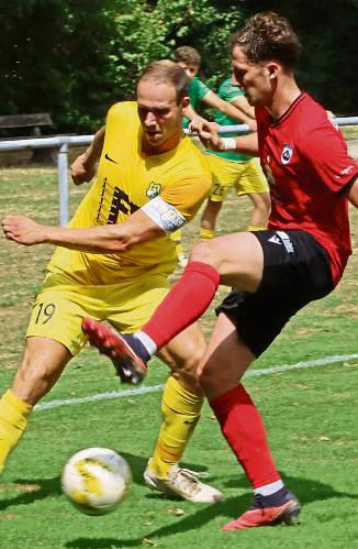 In der Sommervorbereitung gewannen Iker-Luis Kohl (r.) und der SV Lippstadt in Esbeck mit 4:0 gegen den FSC Rheda. Foto: Frank Lütkehaus