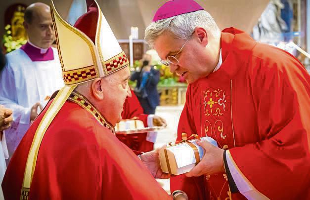 Im Juni dieses Jahres hatte Papst Franziskus Erzbischof Dr. Udo Markus Bentz das Pallium im Petersdom in Rom feierlich übergeben. Foto: Vatican Media