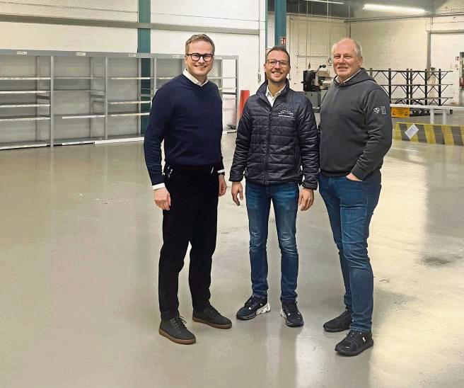 Die Firma Sander Metalltechnik hat einen eigenen Standort: In der Halle sah sich Bürens Wirtschaftsförderer Michael Kubat (l.) mit Chris und Rüdiger Sander um.