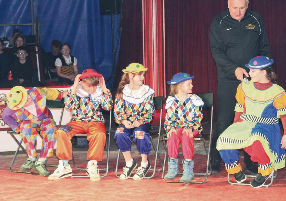 Zirkus-Projektwoche in der Grundschule Benninghausen: Die Begriffsstutzigkeit der Clowns sorgte für Erheiterung bei der Generalprobe. Foto: Rückert