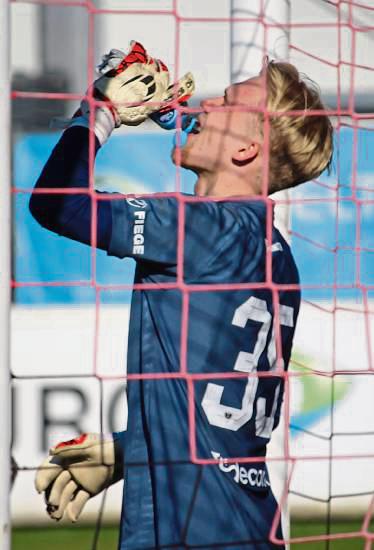 Prost auf drei Punkte! Münsters Torhüter Luis Ackermann – verließ den SV Lippstadt im Sommer 2022 – sah einen hochverdienten Sieg seiner Preußen gegen den Ex-Club. Foto: Heinke