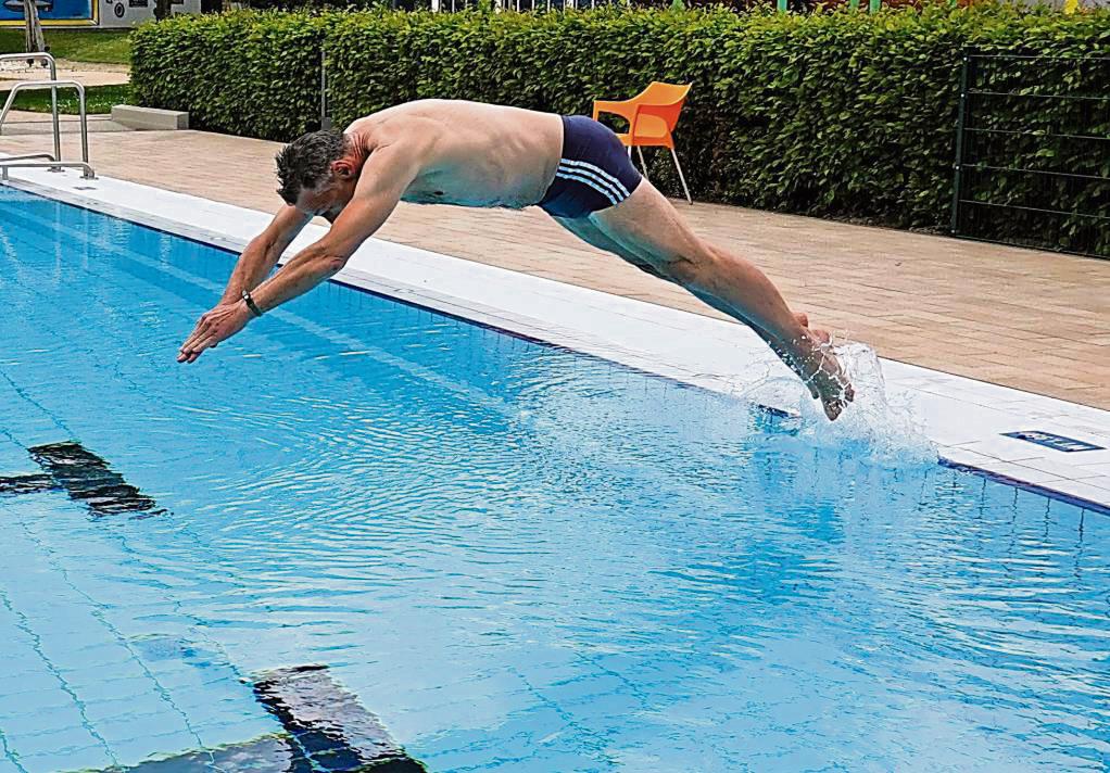 Im hohen Bogen ins kalte Nass! Im Lippstädter Cabrioli konnten Schwimmer bereits am Montag in das Außenbecken. Foto: Vielberg