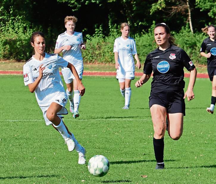 Von Beginn an will der TuS Wadersloh (in Weiß) beim TuS Kollerbeck das Spielgeschehen diktieren. Foto: Uwe Feichtinger