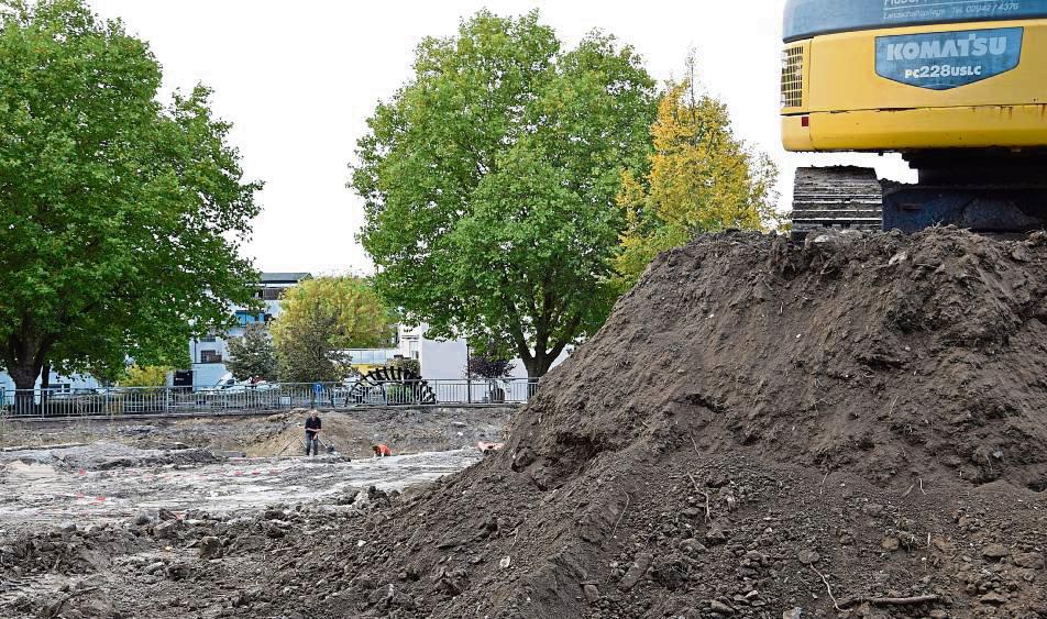 Der Oberboden wurde abgetragen, sodass die Archäologen ans Werk gehen können. Ihre Arbeit wird wohl mehrere Wochen dauern. Foto: Kossack