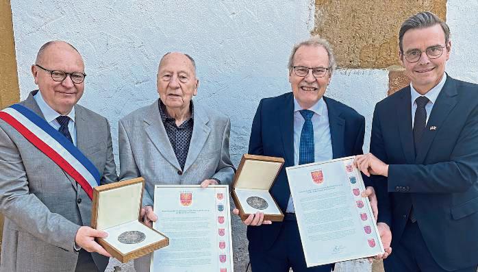 Verdienstmedaillen im Zeichen der Freundschaft (v.l.): Ribéracs Bürgermeister Nicolas Platon, die beiden Verdienstmedaillenträger Jean Helmer und Bernhard Altehülshorst sowie Bürgermeister Andreas Sunder.