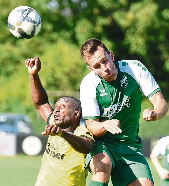 Obenauf! Der SuS Cappel (in Grün) lieferte in Hilbeck eine starke Leistung ab, und so feierte der Aufsteiger am Ende beim 3:0 seinen ersten Auswärtserfolg. Foto: Frank Zöllner