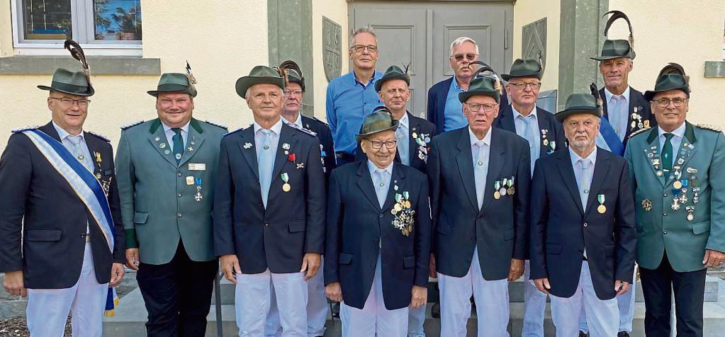 Treue Schützenbrüder aus Berge erhielten ebenso Orden wie verdiente Aktive: Heinz-Josef Henke (2.v.r.) und Stefan Albersmeier (l.) erhielten besondere Auszeichnungen.