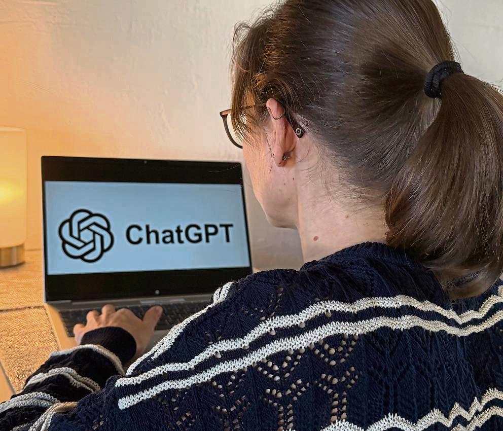 Ergänzend zu einer Psychotherapie können Gespräche mit Chatbots bei kleinen Durchhängern oder depressiven Verstimmungen eine Hilfe sein. Bei tiefgehenden Problemen kommt die künstliche Intelligenz jedoch an ihre Grenzen. Foto: Sarah Bsdurek