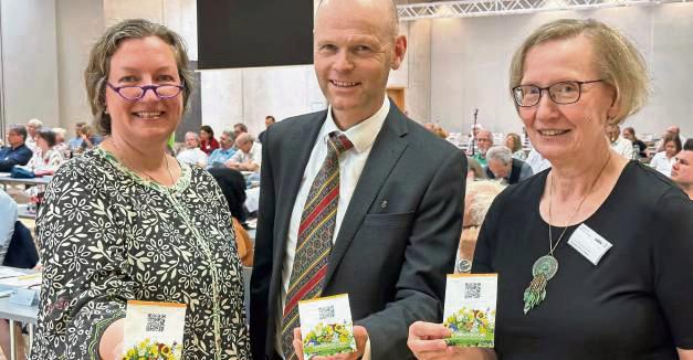 Wesentliches Element des neuen Leitbilds ist das Bild eines Gartens. Erste Überlegungen stellten Pfarrerin i.R. Daniela Stiftel-Völker (l.) und Pfarrerin Sandra Fedeler während der Synode Superintendent Dr. Manuel Schilling und den erschienenen Synodalen vor.
