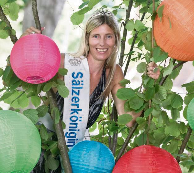Sälzerkönigin Anne Gudermann mit den neuen Lampions, die nun elektrisch leuchten.