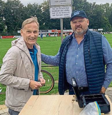 Eintritt bezahlt: BVB-Boss Hans-Joachim Watzke (l.) und der Vorsitzende des SuS Bad Westernkotten, Franz-Josef Mintert.