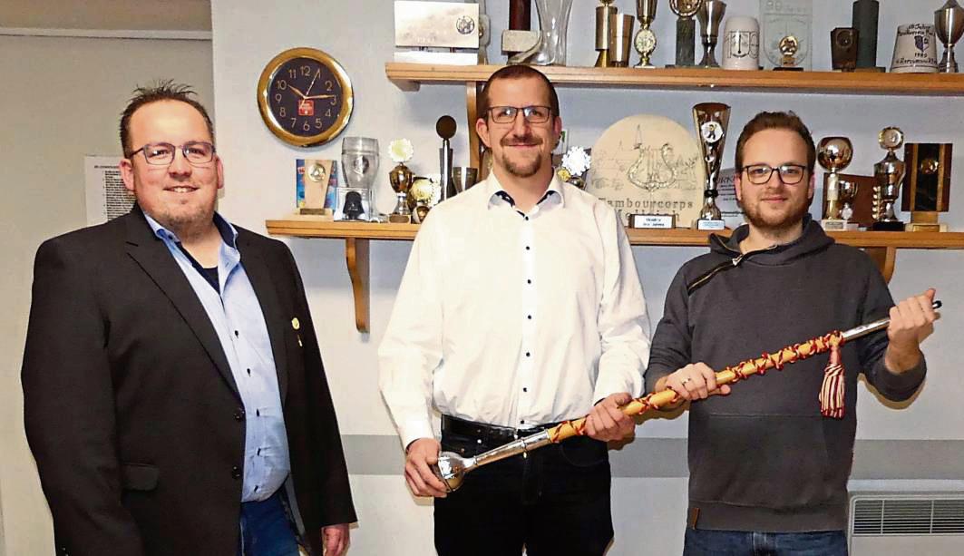 Manuel Mendelin (l.) führt weiter als Vorsitzender das Tambourkorps Mellrich, während Alexander Lüchtefeld (r.) neuer Stabführer wurde, der Chris Weber ablöste. Foto: Alfred diergarten