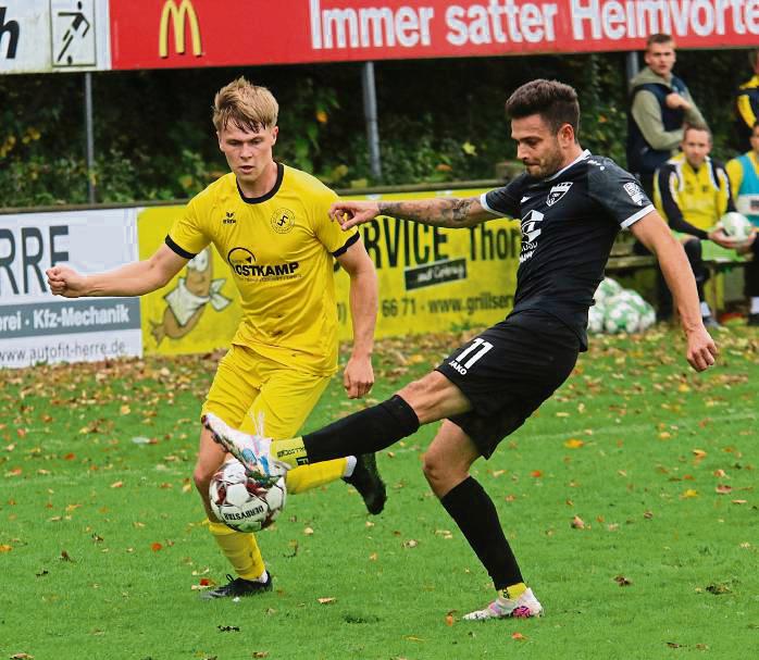 Lennart Belda (l.) und der SuS Bad Westernkotten stehen vor einer ganz schweren Aufgabe, denn Tabellenführer und Titelkandidat Hagen gastiert am Zehnthof. Foto: Heinke