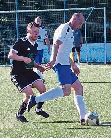 Luca Hauswirth (l.) und die SG Ehringhausen/Langeneicke erreichten durch ein 5:1 in Dedinghausen das Halbfinale des AH-Kreispokals Lippstadt-Soest. Foto: Alstädt