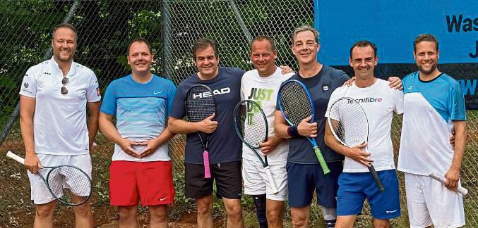 Mit dieser Aufstellung machten die Herren 40 des TC BW Anröchte den dritten Aufstieg in Folge klar (v.l.): Timo Knepper, Thomas Volz, Florens von Bockum-Dolffs, Sascha Meusel, André Zühlsdorff, Robert Simbera und Jan Möcker.