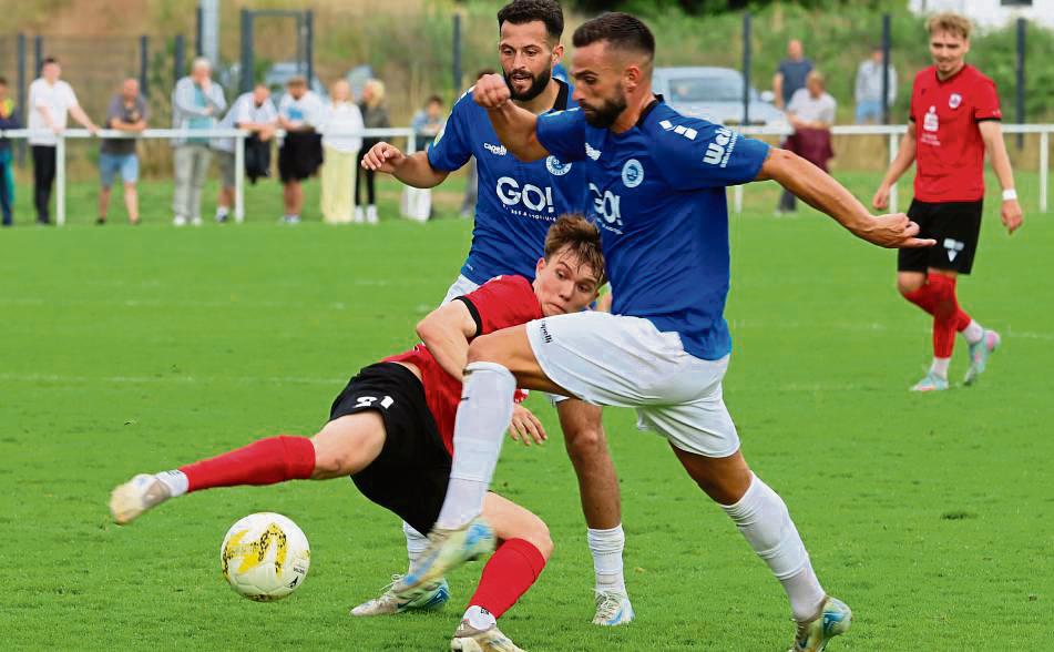Voll reinhängen wird sich Nico Böll im vorletzten Testspiel des SV Lippstadt beim Landesligisten Hövelhofer SV. Maximilian Franke (ganz r.) fällt mit einer Zerrung aus. Foto: Lütkehaus