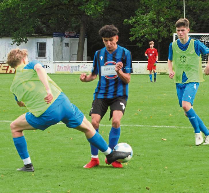 Die JSG Ehringhausen (ohne Leibchen) kämpft im Heimspiel gegen Ampen um ein Ticket für die Kreisliga A. Foto: Hans Dannhausen