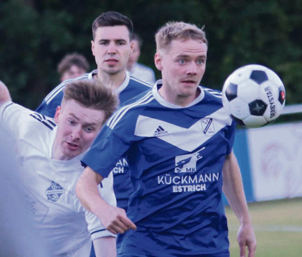 Der SuS Westenholz (in Blau) kam im Heimspiel gegen den FC Mönninghausen nicht über ein 2:2 hinaus und hat nun keine Chancen mehr auf Platz zwei. Foto: Wiegand