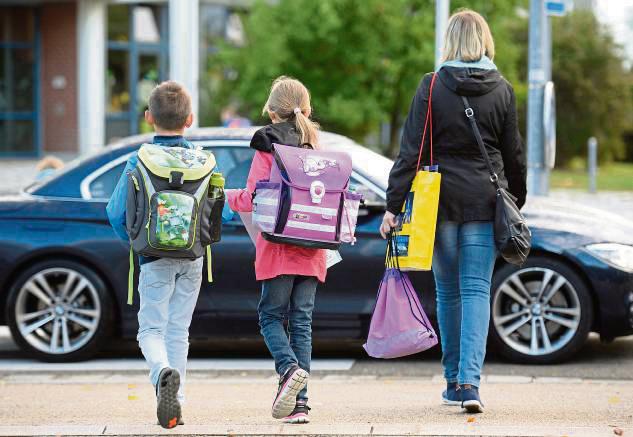 Im Sinne der Sicherheit sollten Eltern mit ihren Kindern den Schulweg üben. Foto: Patrick Seeger (dpa)