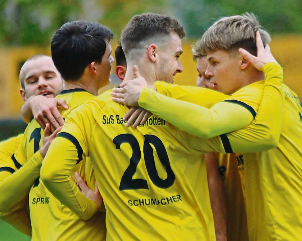 Jubel im Lager des SuS Bad Westernkotten. Auch im jetzt anstehenden Duell in Neheim will der SuS die Weichen für einen weiteren erfolgreichen Auswärtsauftritt stellen. Foto: Wiegand