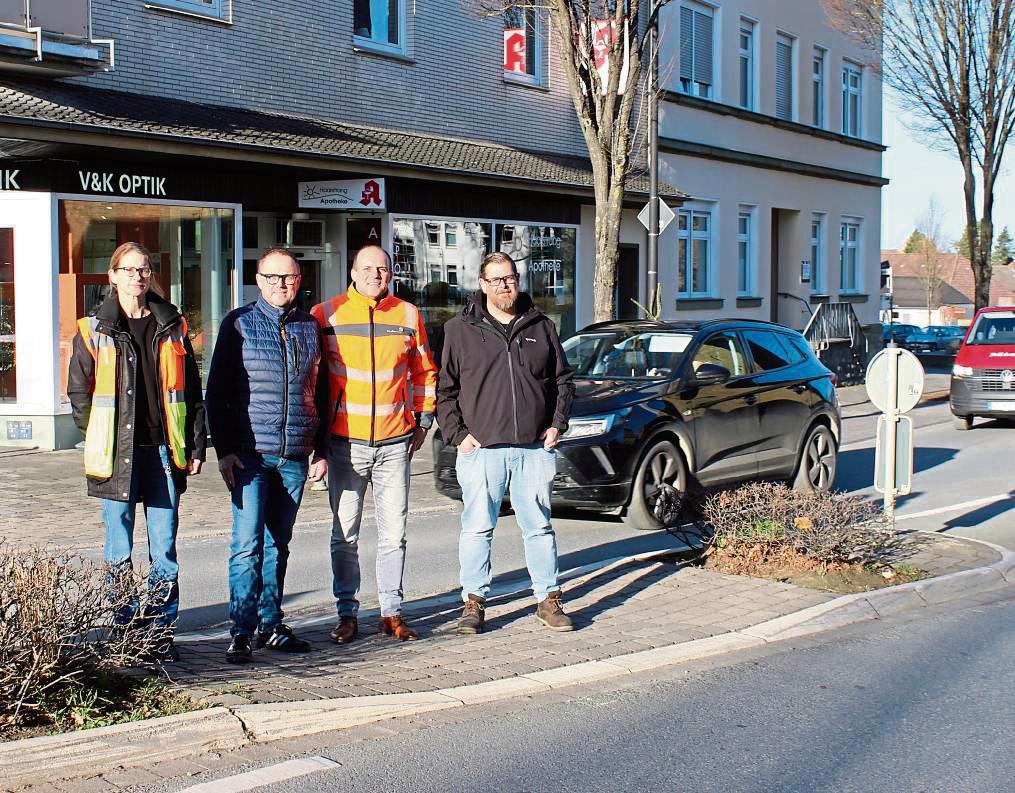 Katja Mollerus (l.) und Oscar Santos (2.v.r.) von Straßen NRW stellen mit Bürgermeister Alfred Schmidt (2.v.l.) und Christian Hunecke (r.) vom Bauamt die Maßnahmen vor. Foto: Soraya Dietz
