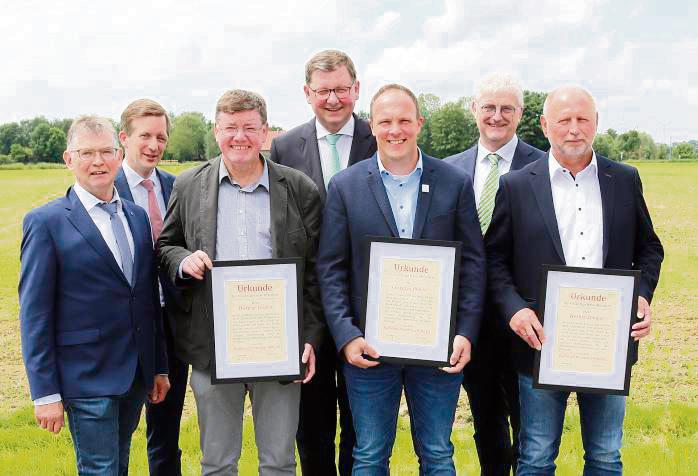 Urkunden für treue Mitarbeit: Aufsichtsrat Ludger Kahr und die Vorstände Stephan Levenig, Thomas Röper-Schültken und Ralf Stöver ehrten die Jubilare Dietmar Löseke (3.v.l.) und Werner Stimpel (r.; beide 40 Jahre; Standort Büren) sowie Christian Hilleke (25 Jahre; Leiter Paderborn).
