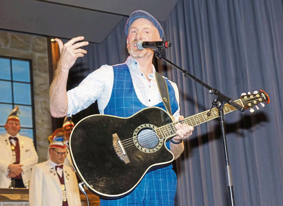 Der Kabarettist Martin Schopps sprach über Midlife-Crisis und Helikopter-Eltern. Fotos: kloer