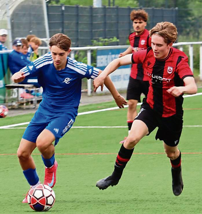 Eiskalt schlugen die B-Junioren des SV Lippstadt (in Schwarz-Rot) nach dem Seitenwechsel zu. Nach einer knappen 1:0-Pausenführung siegte der SV am Ende gegen Eintracht Dortmund noch deutlich mit 7:1. Foto: Feichtinger