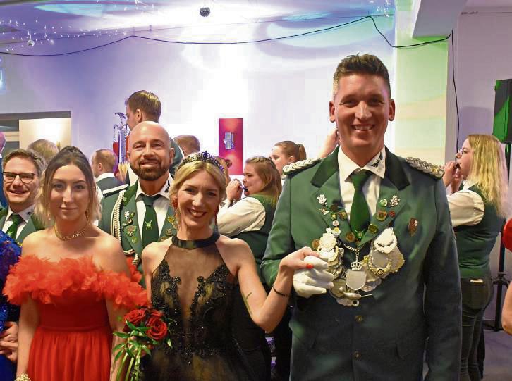 Strahlendes Königspaar: Marcel und Nicole Krueger feierten mit Hofstaat und Schützen einen gelungenen Winterball.