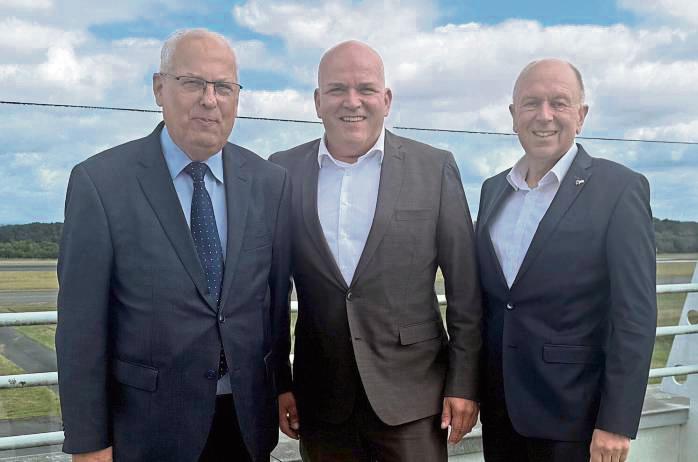 Erfolgreiches Geschäftsjahr: die Aufsichtsräte Dr. Karl Schneider (l.) und Christoph Rüther (r.) mit Geschäftsführer Roland Hüser.