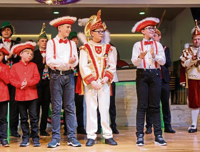 Neuer Kinderprinz: Joey I. aus dem Hause Kneer mit seinen Pagen Jona Pohl (l.) und Mika Dahlhoff.