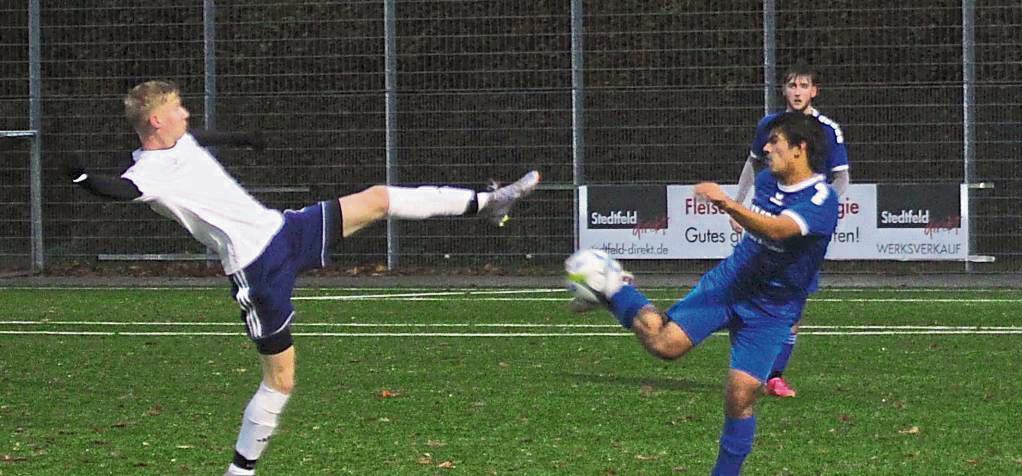Mehr Mühe als ihnen lieb war hatten die A-Junioren der noch unbesiegten JSG Rixbeck/Dedinghausen (in Weiß) beim 3:3 mit dem Gegner aus Lipperbruch. Foto: Dannhausen