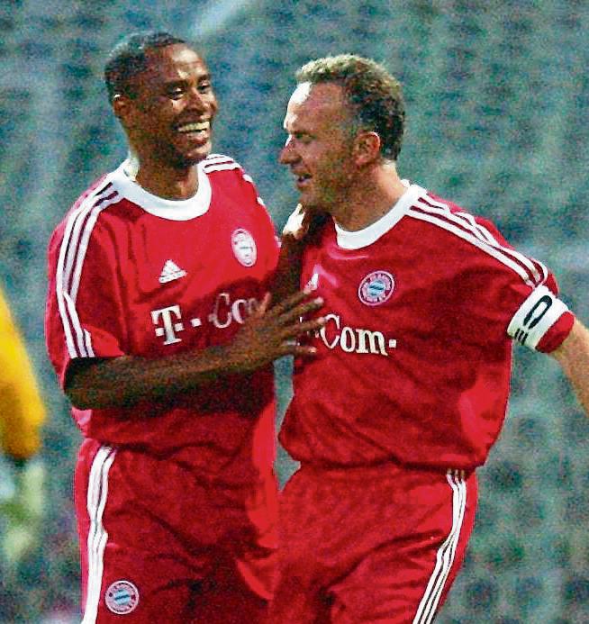 Paolo Sergio, Weltmeister, Champions-League-Sieger und Deutscher Meister, hier mit Lippstadts Fußballidol Karl-Heinz Rummenigge (r.), kommt zum Promi-Spiel. Foto: dpa
