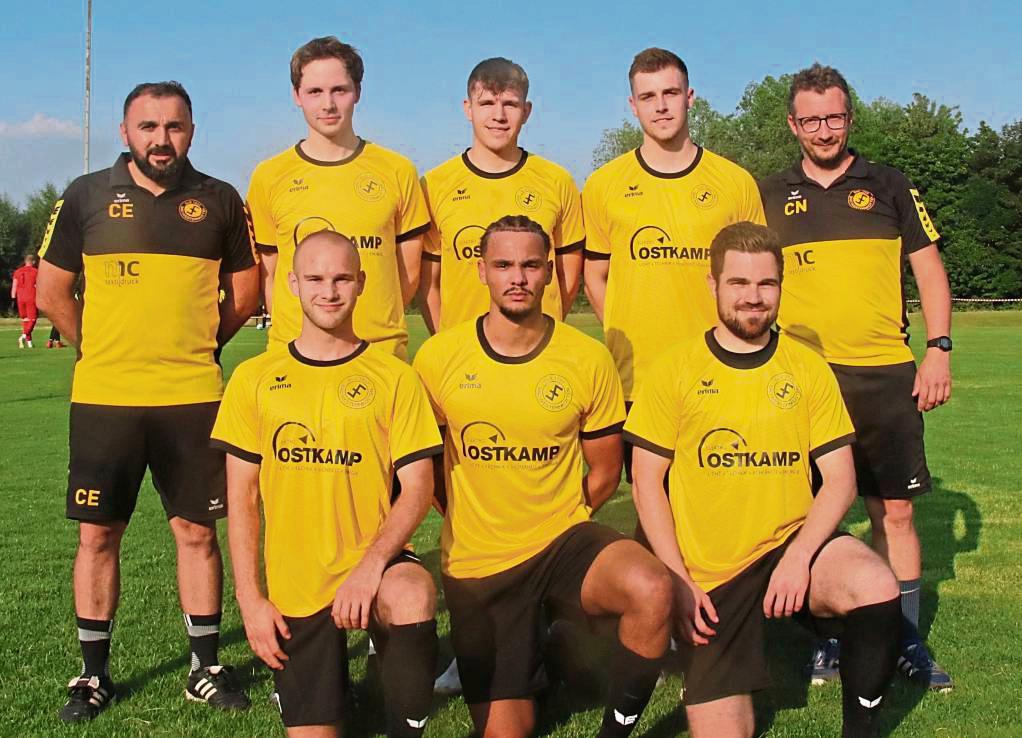 Fünf externe Neuzugänge präsentierte Landesligist SuS Bad Westernkotten (h.v.l.): Co-Trainer Cevahir Evin, Jan-Niklas Haneke (TuS Lipperode), Phil Mehn (wechselt fest vom SV Lippstadt), Marvin Schumacher (TuS Ehringhausen), Trainer Christian Nolte; (v.l.): Jan Penner (Delbrücker SC II), Samuel Owusu (SV Brilon) und Michael Köller (SuS Cappel). Foto: Wiegand