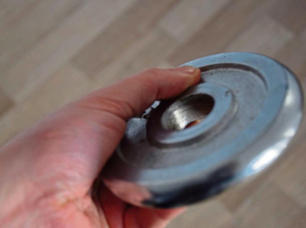 Tut wohl weh: Mit einer Hantelscheibe soll der Angeklagte Geseker in die Richtung eines anderen Fitnessstudio-Gastes geworfen haben. Wie schwer das Wurfobjekt war, wurde im Prozess nicht besprochen. Foto: Daniel Kossack