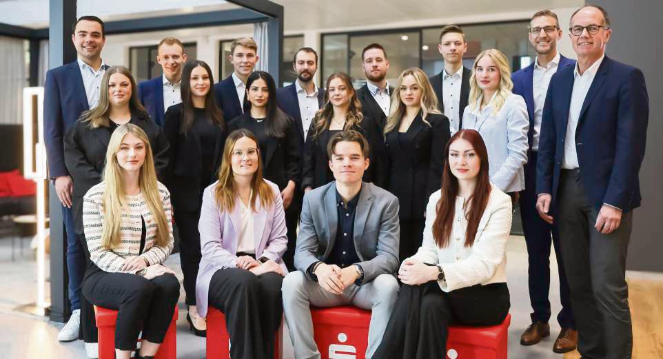 Über ihre bestandene Prüfung freuen sich: Tugçe Ergün, Celine Inal, Nicole Loban, Vincent Köhler, Fabian Heidrich, Henri Breulmann, David Embrecht, Jasmin Panek, Jasmin Hubert, Marie Meier, Susan Sadigi, Vivien Winkler, Thore Hahne, Luca Docimo (fehlt). Bereits im Sommer hatten Fachinformatikerin Nina Schrickel, Versicherungskauffrau Leana Bobb und Bankkaufmann Alexander Goeke ihre Ausbildung erfolgreich beendet.