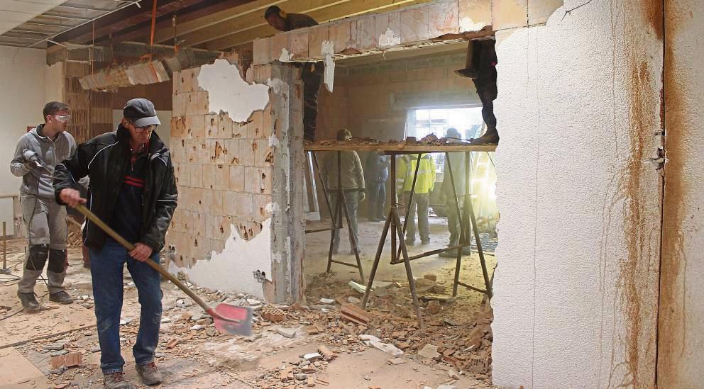 Mit vereinter Kraft arbeiteten die Musiker des Blasorchesters beim Durchbruch. Foto: Soraya Dietz