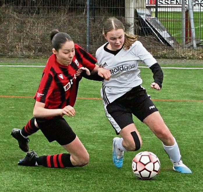 Mangelnden Einsatz konnte man den B-Juniorinnen des SV Lippstadt (in Schwart-Rot) wahrlich nicht vorwerfen. Doch obwohl man gegen Werther rund 50 Minuten in Überzahl spielte, verlor man am Ende mit 1:2. Foto: Dannhausen