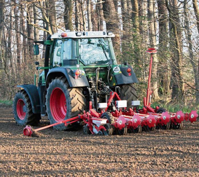Die Bauern im Kreis Soest haben das trockene und sonnige Wetter der vergangenen Tage für die Zuckerrüben- und Kartoffelaussaat genutzt. Jetzt hoffen die Landwirte auf sanften Landregen.