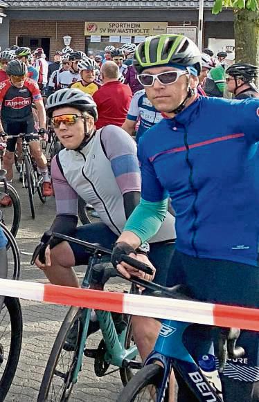 Ganz entspannt warten auch diese beiden Radsportfreunde darauf, dass sie bei der Frühjahrs-Radtouristik des RSC Mastholte auf die Strecke geschickt werden.