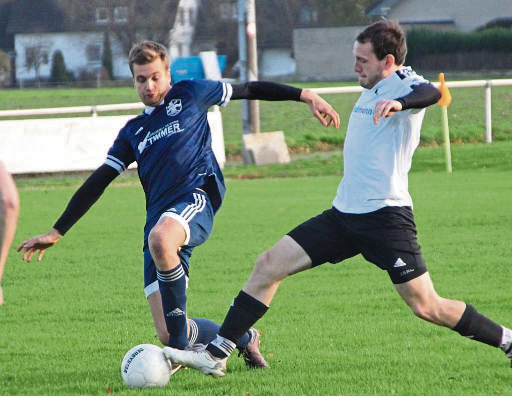 Die SG Mantinghausen/Verlar (in Blau) sah gegen den Gast aus Elsen kein Land. Mit 0:8 holte sich die Voits-Truppe im B-Liga-Spitzenspiel sogar eine richtige Packung ab. Foto: Heinke