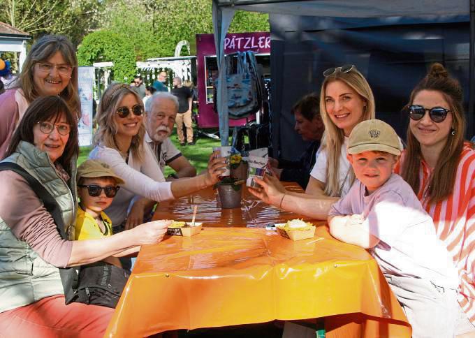 Lecker essen und mit Walibo-Gläsern anstoßen: Wie diese Familie und Freunde nutzen viele Besucher die zahlreichen Angebote auf dem Frühlingsmarkt.
