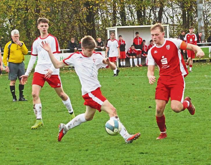 Umkämpft war das A-Junioren-Topspiel zwischen dem SV Bad Waldliesborn (in Rot) und Erwitte 2000, das die Gastgeber mit 1:0 zu ihren Gunsten entschieden. Foto: Hans Dannhausen