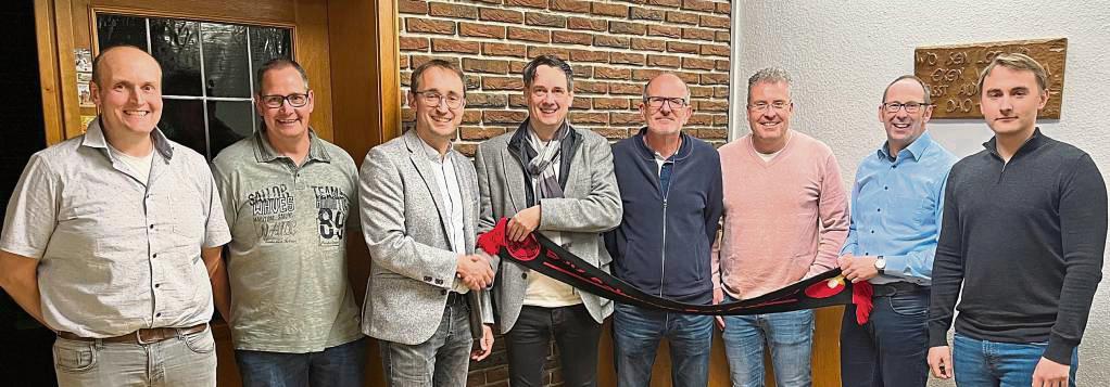 Der Vorstand der DJK Cappel zog Bilanz und blickte auch auf die nächste Saison (v.l.): Matthias Schnieder, Jörg Molitor, Christian Piepenbreier, Ingo Weddemann, Manfred Mai, Thorsten Schmidt, Andre Kemper und Tobias Sauerland.