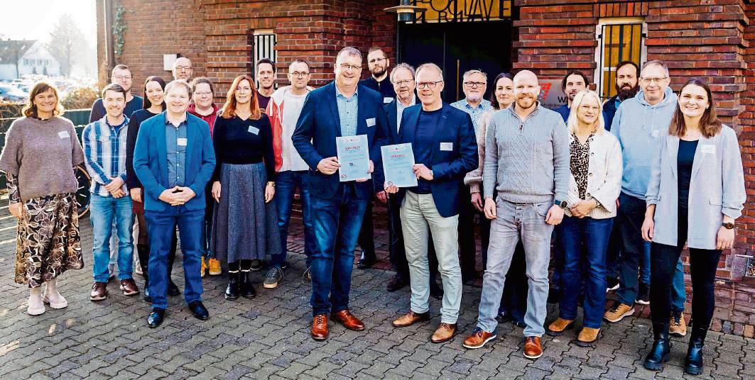 Das Mint-Schulnetzwerk im Kreis Soest hat zwei neue Partner gewonnen: Hubertus Gosmann, Schulleiter des Hubertus-Schwartz-Berufskollegs Soest (vorne l.), und Heinfried Lichte, Schulleiter des Friedrich-Spee-Gymnasiums Rüthen (vorne, 2. v. l.), nahmen im Beisein von Partnerinnen und Partnern des Netzwerks die Urkunden von wfg-Geschäftsführer Markus Helms (vorne, 3. v. l.) entgegen. Foto: Nina Vester/ wfg